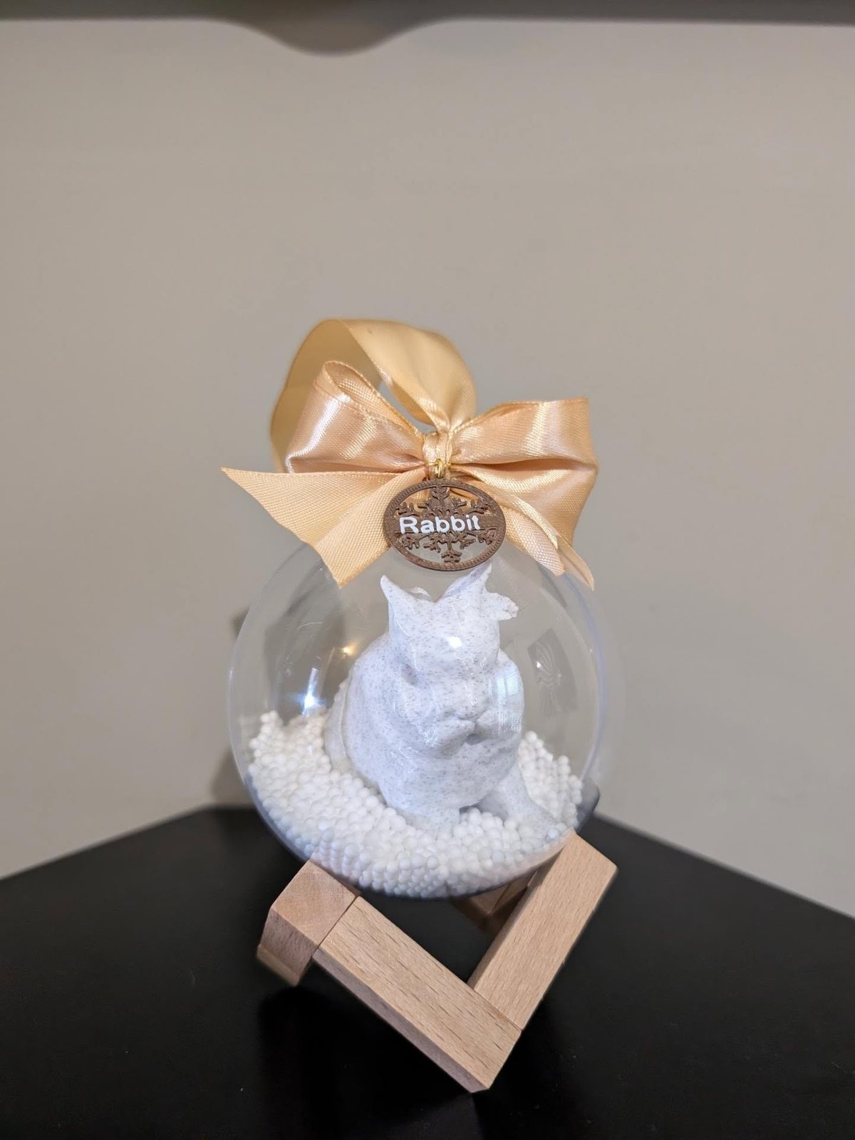 Bola navideña con la figura de un conejo blanco