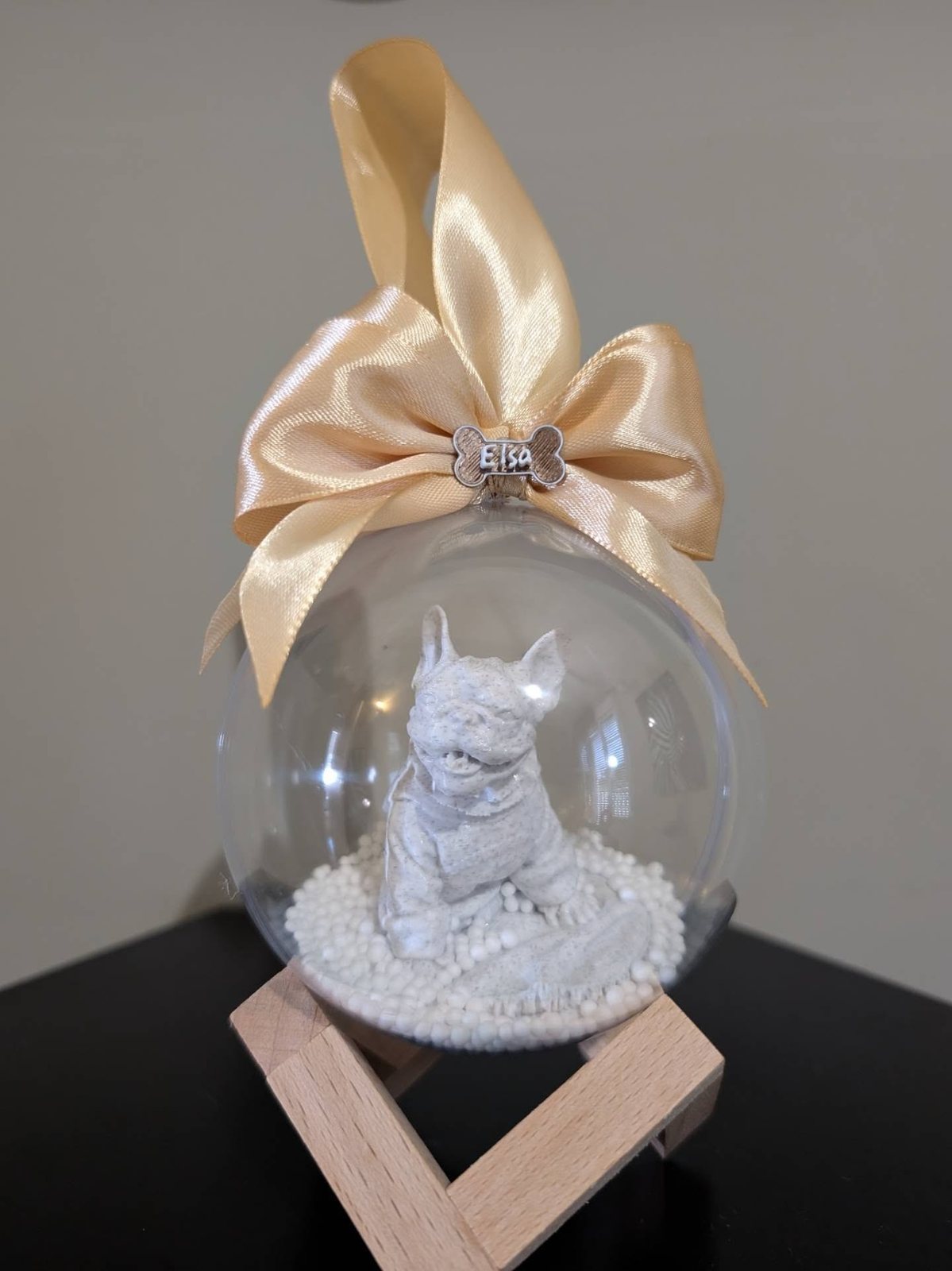 Bola navideña con la figura de Elsa, bulldog francés