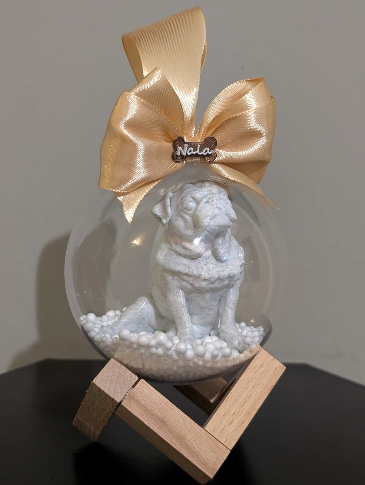Bola navideña con la figura de Nala, carlino