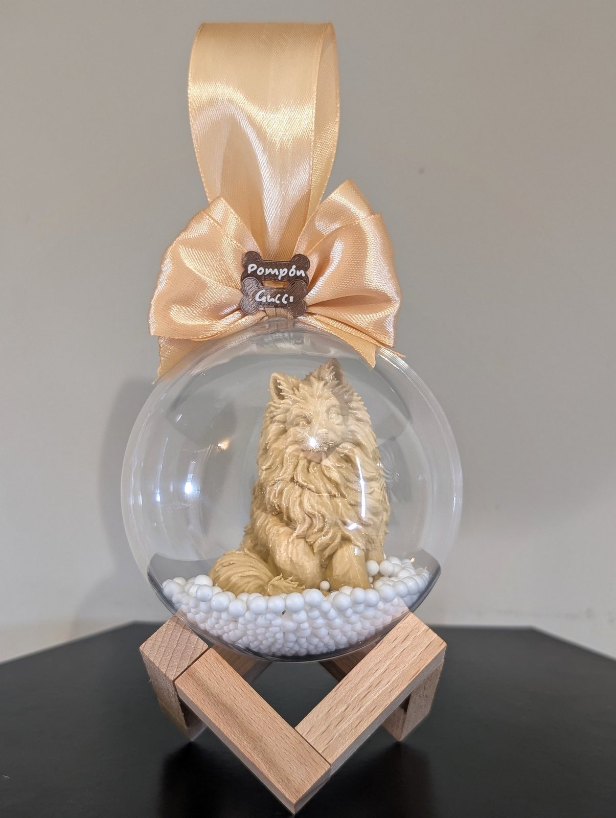 Bola navideña con la figura de Pompón Gucci