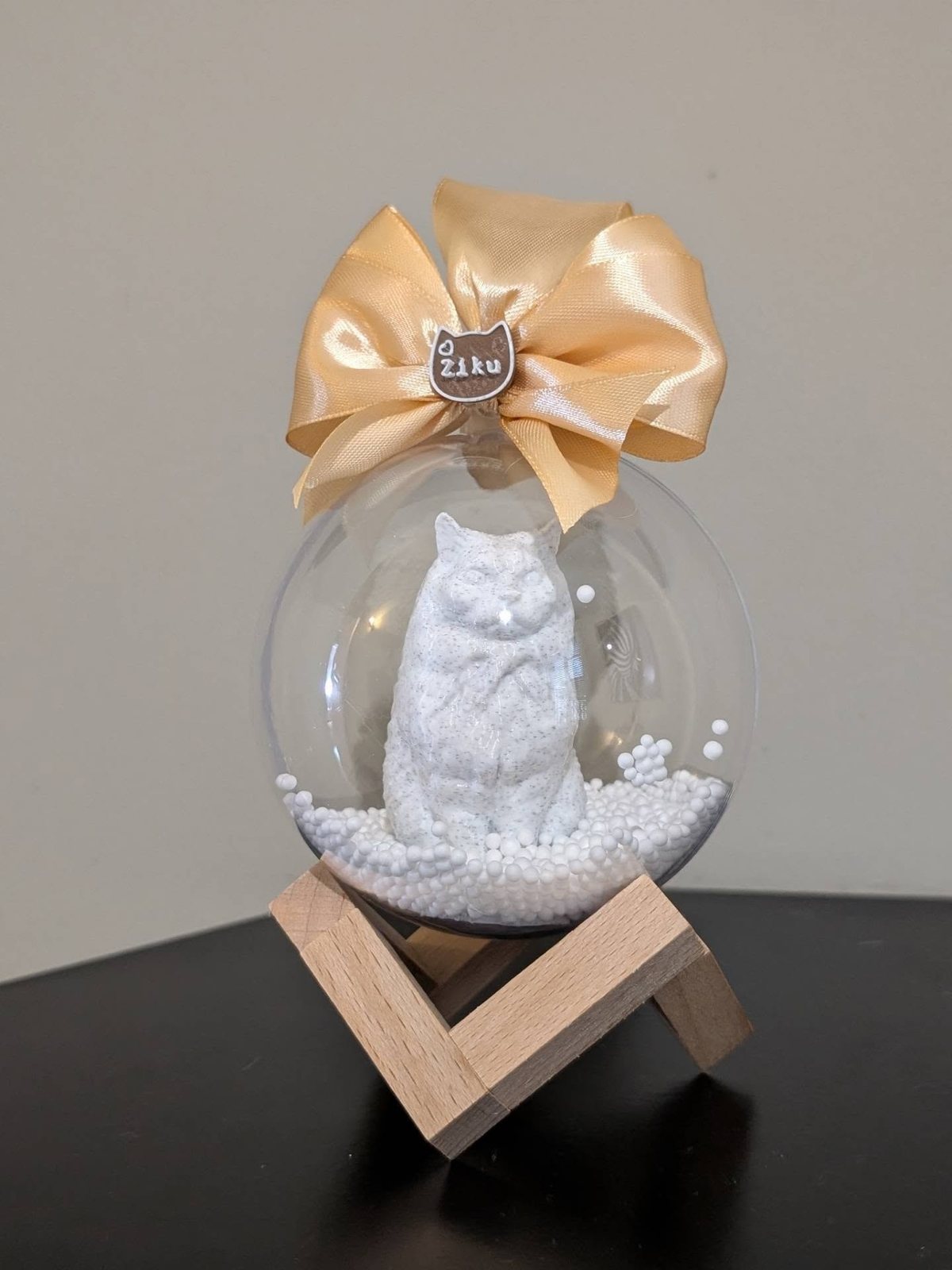 Bola navideña con la figura de Ziku, gato