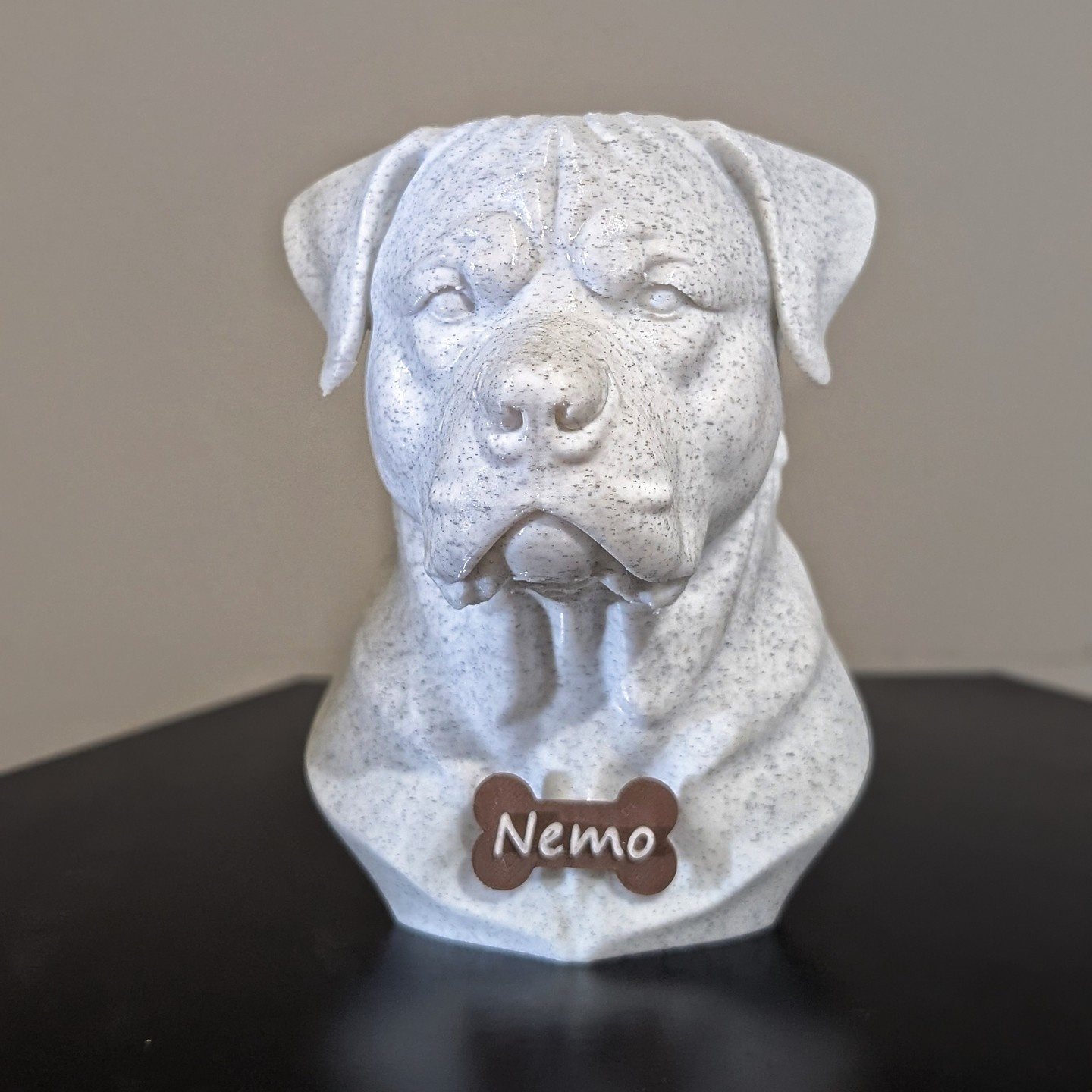 Busto de Nemo, rottweiler, con placa de hueso